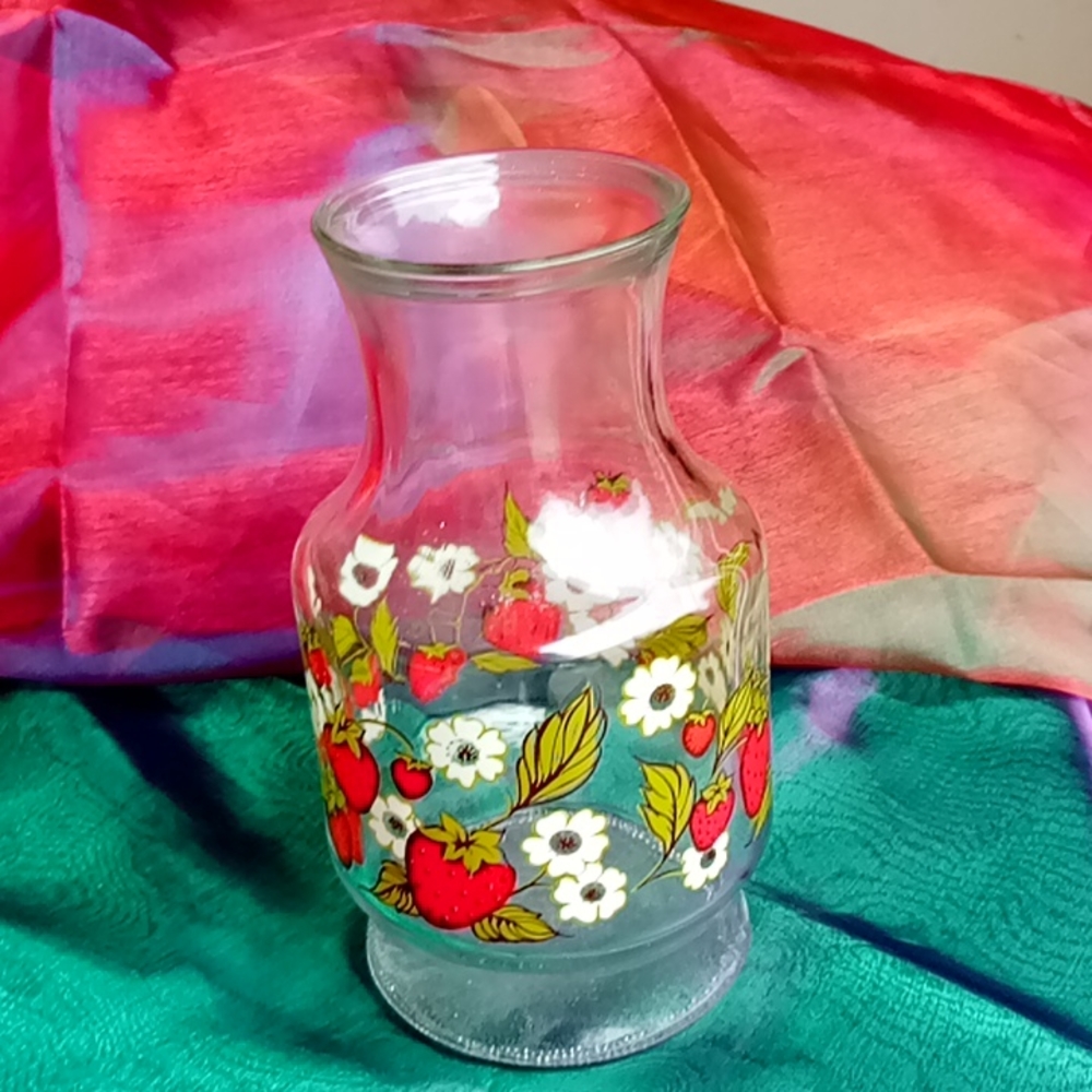 Anchor juice jar with strawberries and white daisies and green leafs USA used
